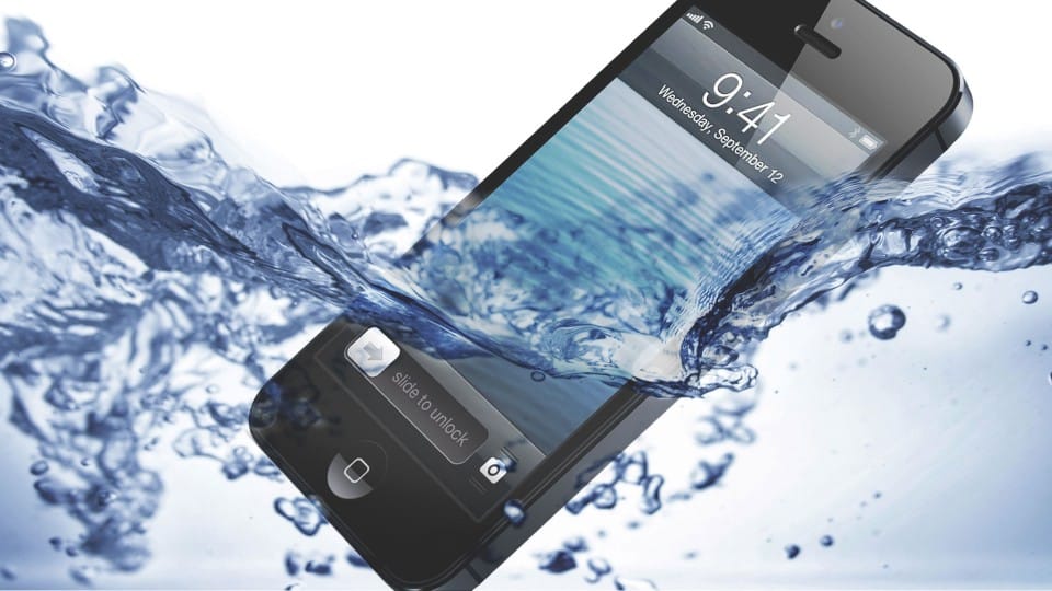ماذا تفعل بعد سقوط هاتفك الذكي في المياه